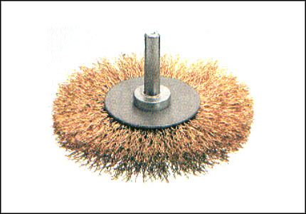 Circular brush with shaft with undulated brassed wire