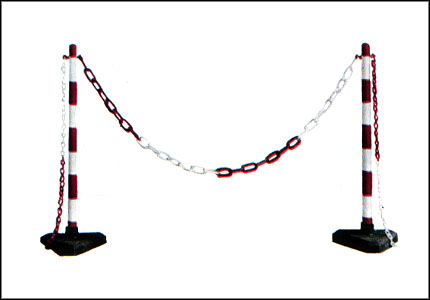 Fencing poles and bi-colour chain
