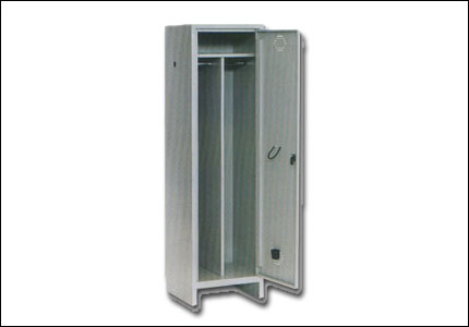 Steel clothes-locker with 1 partition
